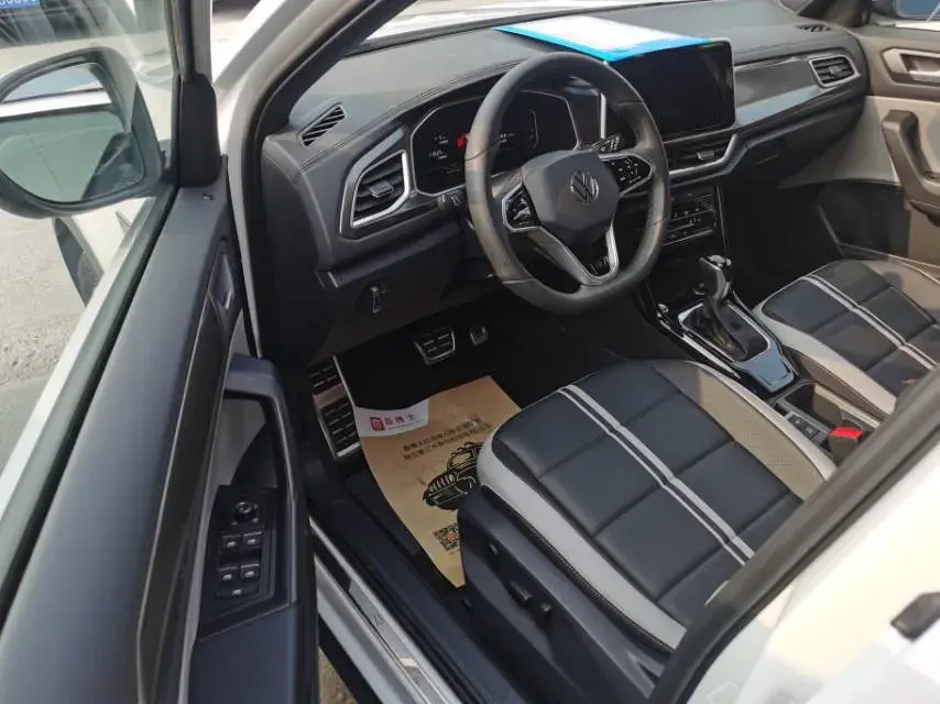 2024 VOLKSWAGEN T-ROC thumbnail 3