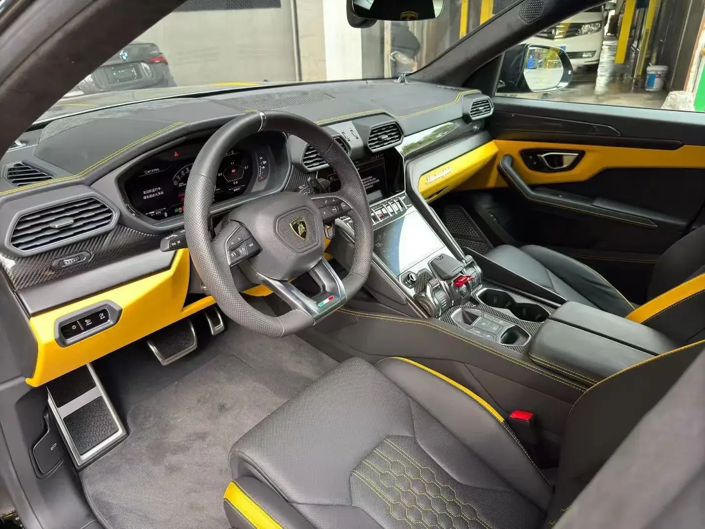 2023 LAMBORGHINI URUS thumbnail 3