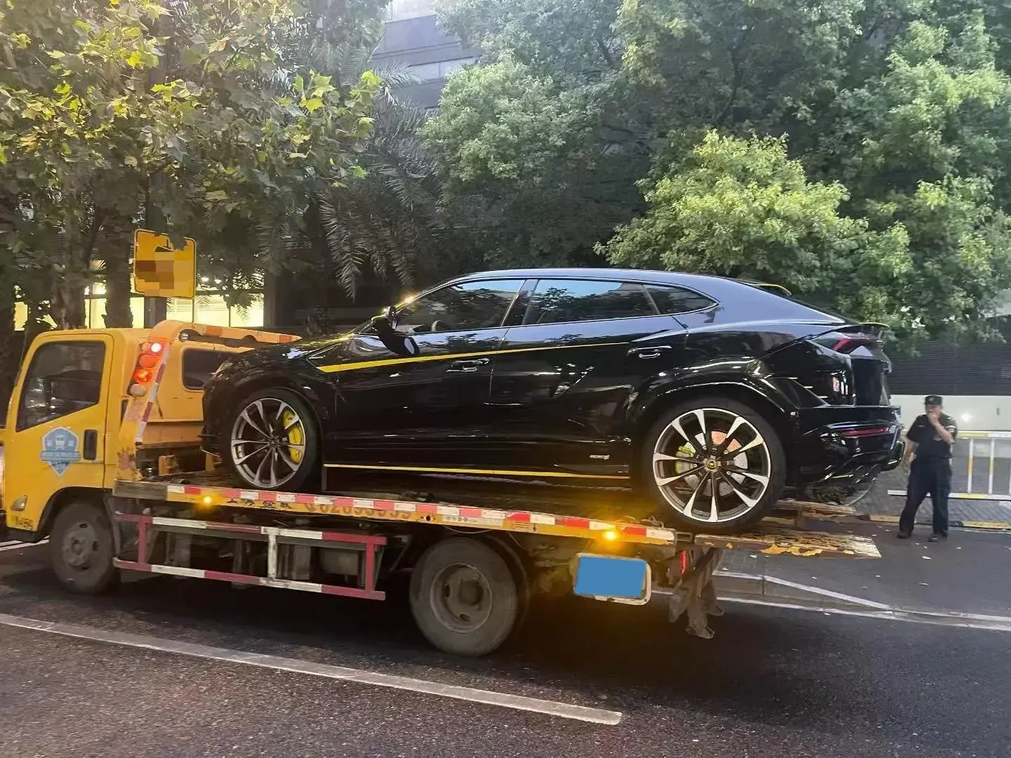 2023 LAMBORGHINI URUS thumbnail 2