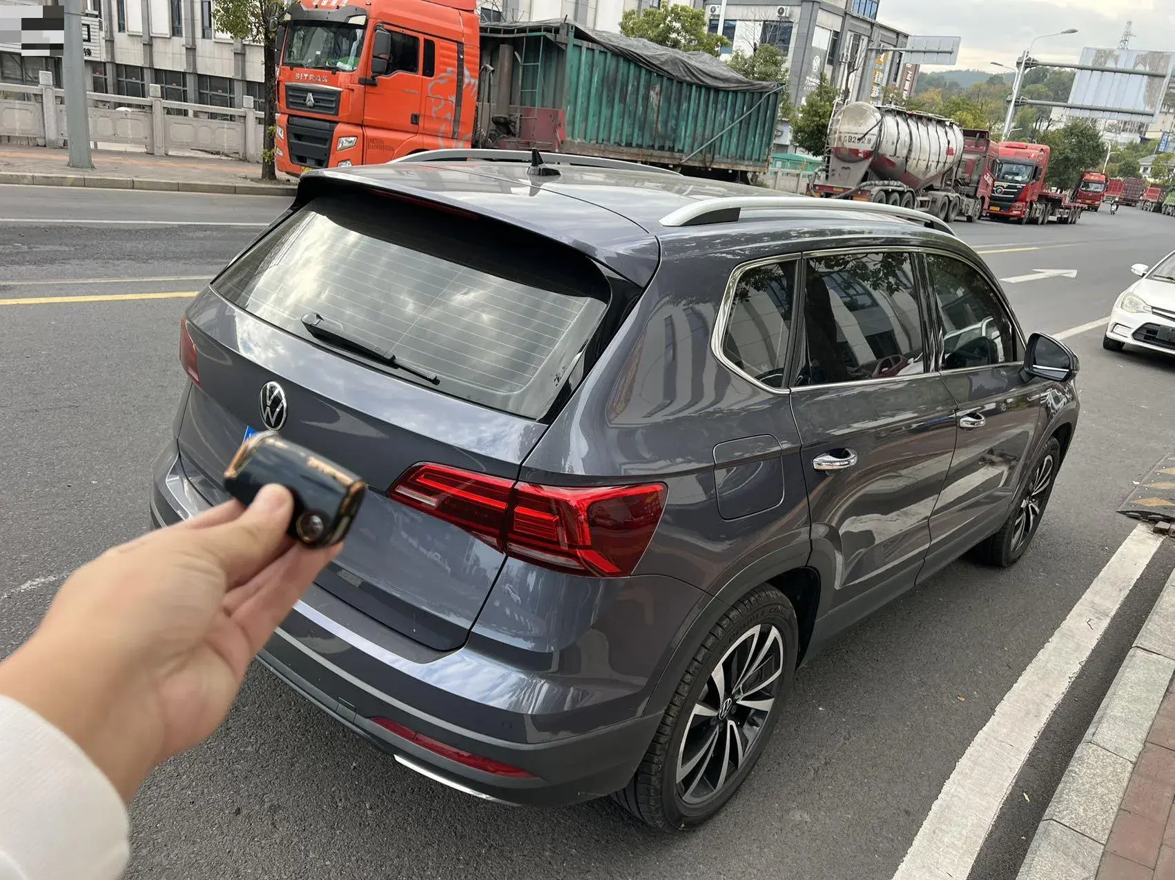 2021 VOLKSWAGEN THARU thumbnail 3