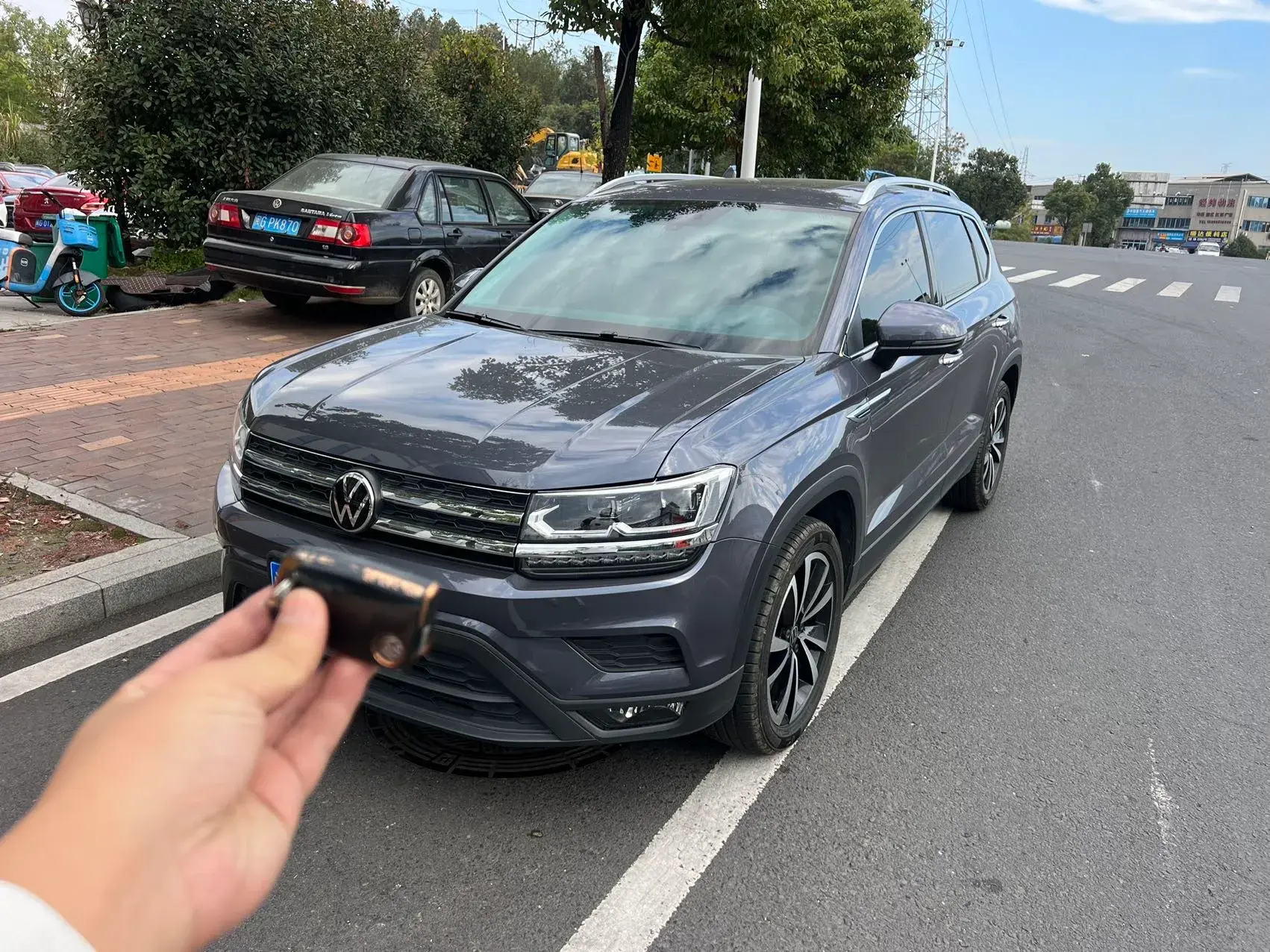 2021 VOLKSWAGEN THARU view 1