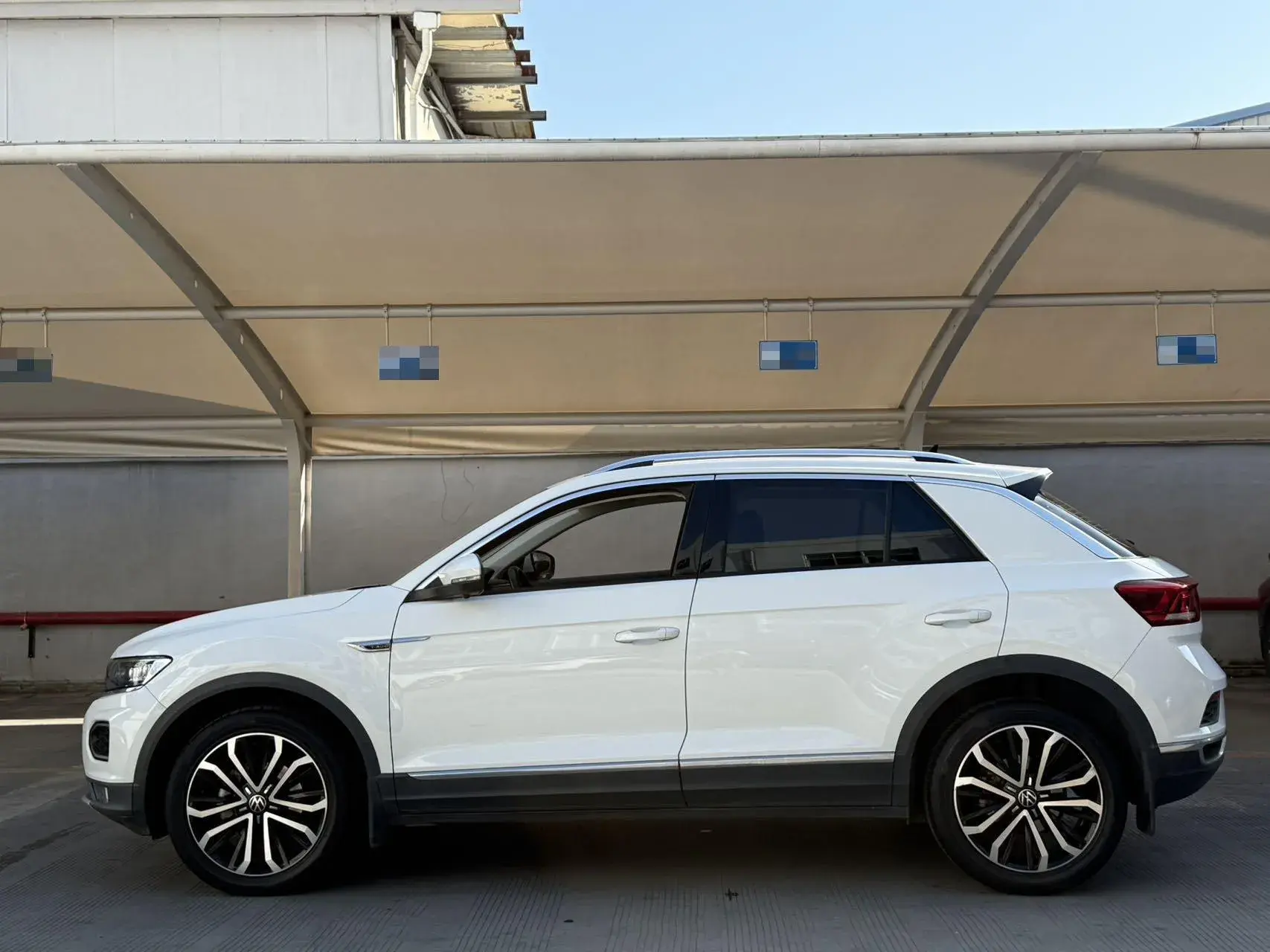 2021 VOLKSWAGEN T-ROC thumbnail 3