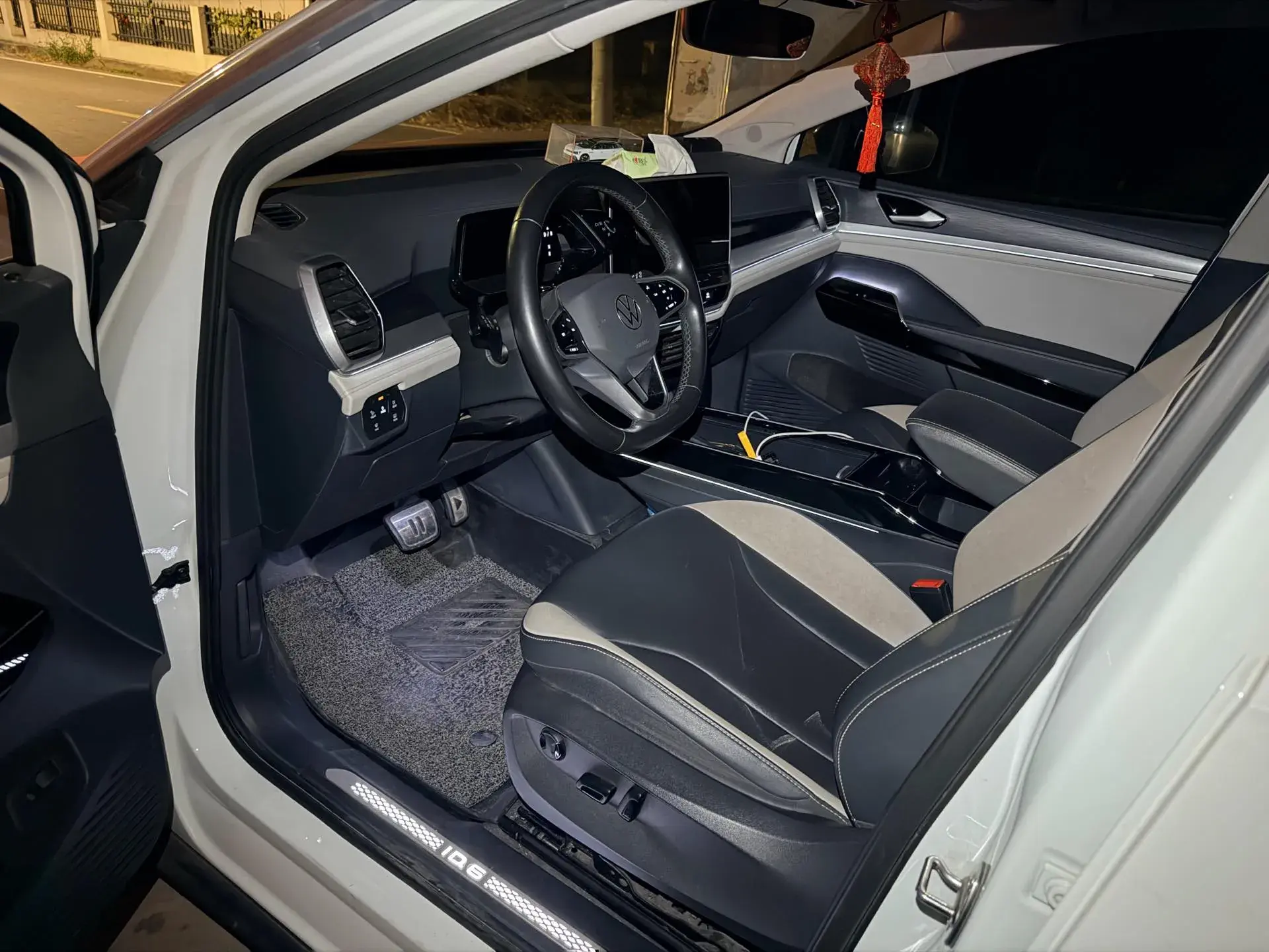 2021 VOLKSWAGEN ID.6 thumbnail 3