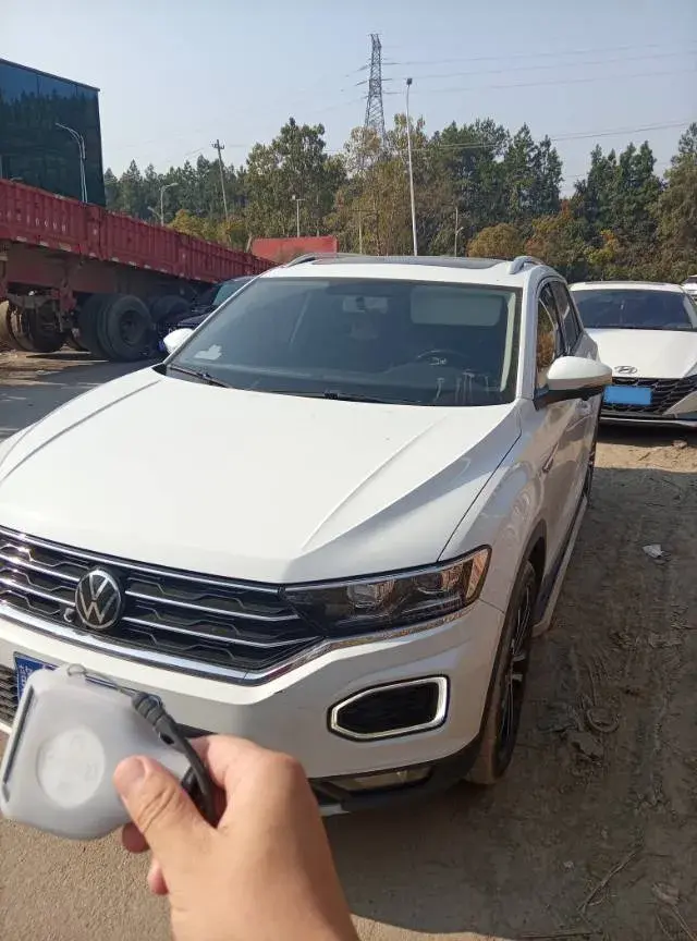 2021 VOLKSWAGEN T-ROC thumbnail 2