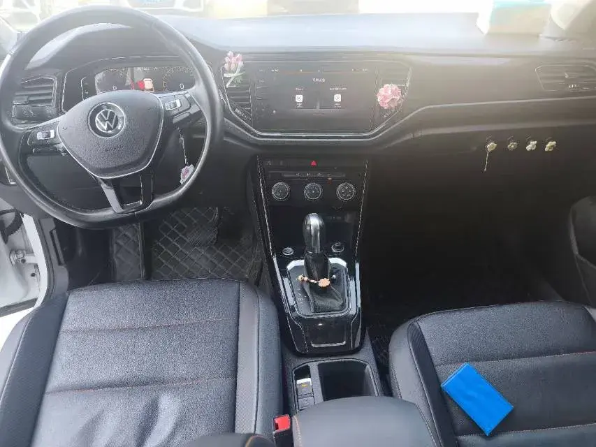 2021 VOLKSWAGEN T-ROC thumbnail 3