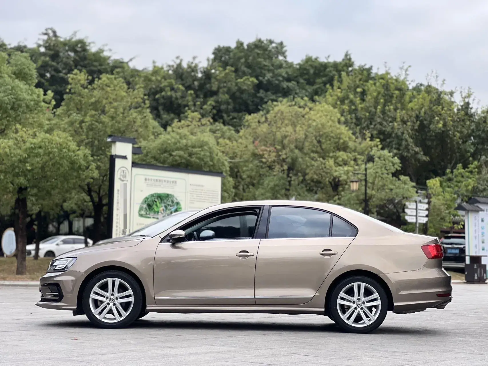 2018 VOLKSWAGEN SAGITAR thumbnail 4