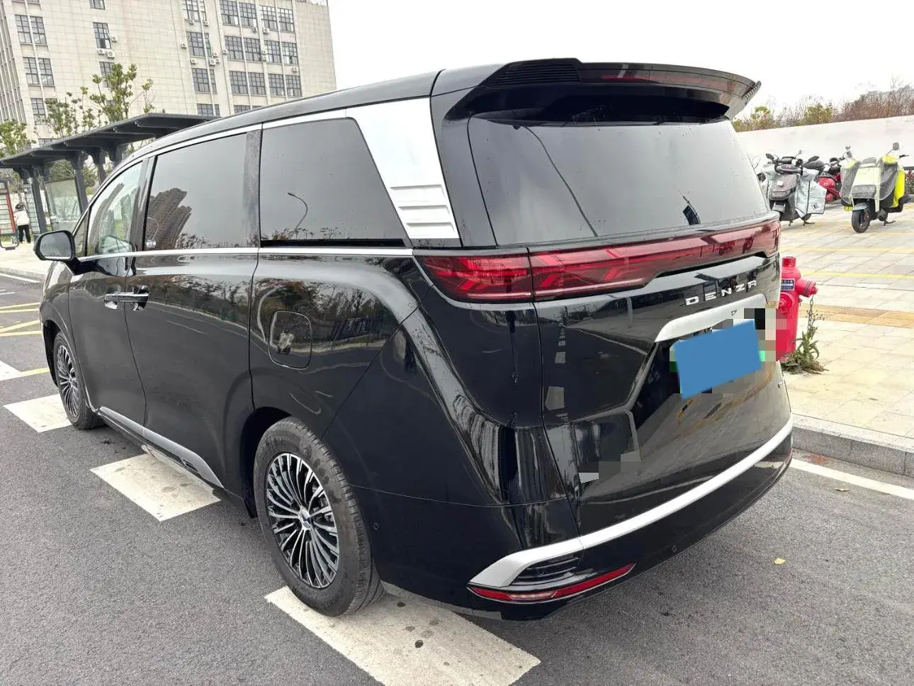 2024 DENZA D9 thumbnail 4