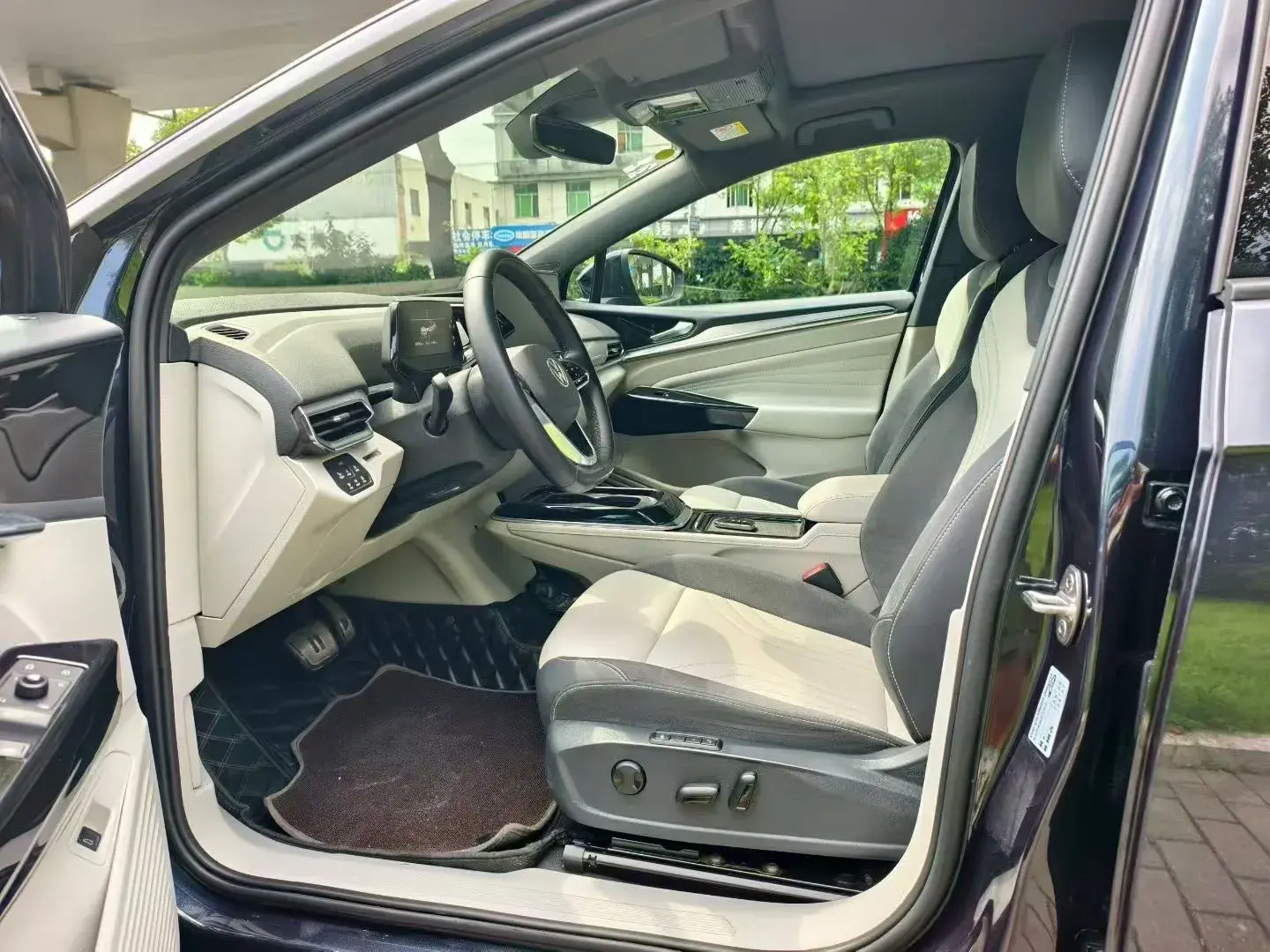 2024 VOLKSWAGEN ID.4 thumbnail 3