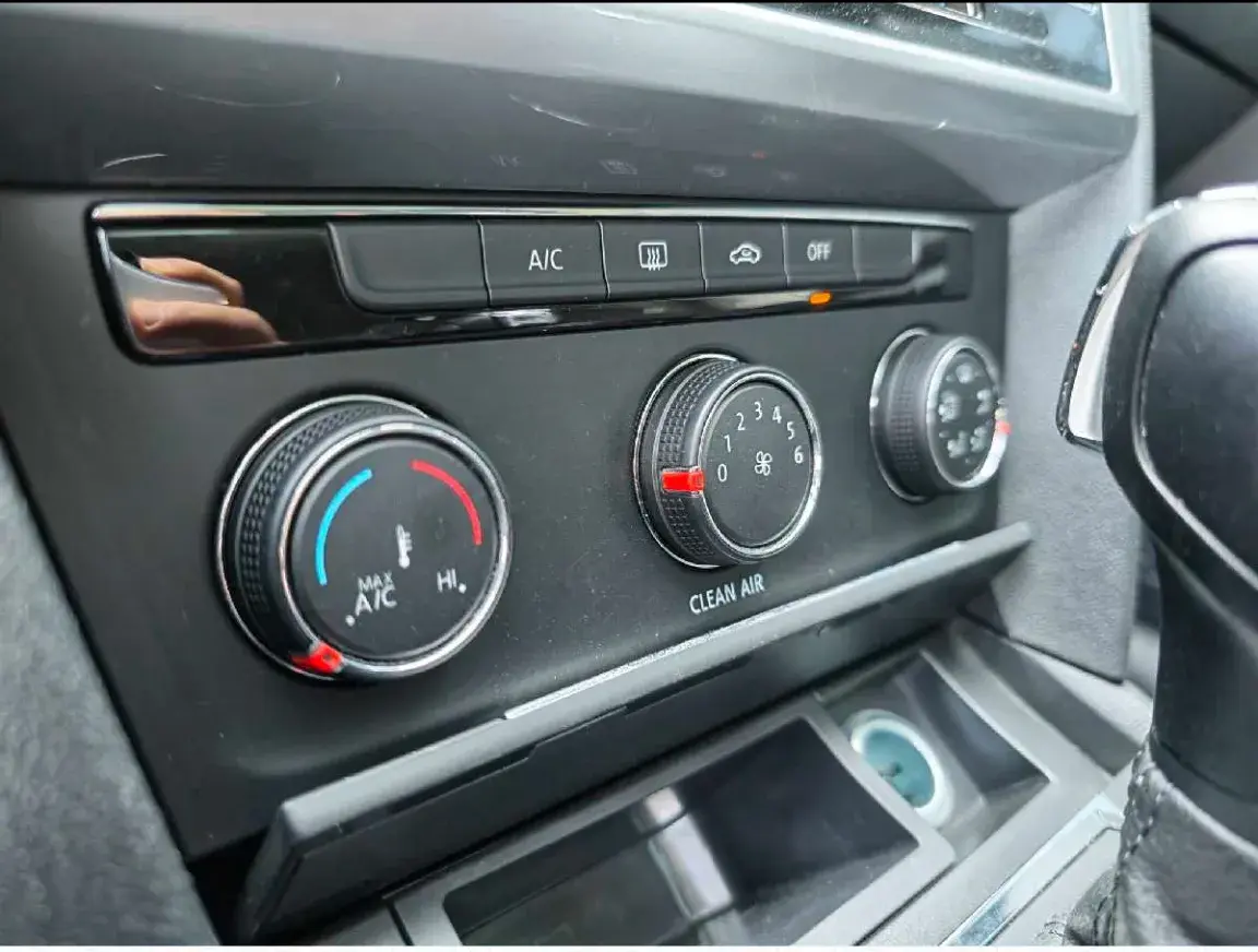 2019 VOLKSWAGEN T-CROSS thumbnail 3