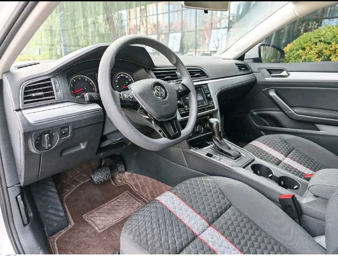 2019 VOLKSWAGEN T-CROSS thumbnail 2
