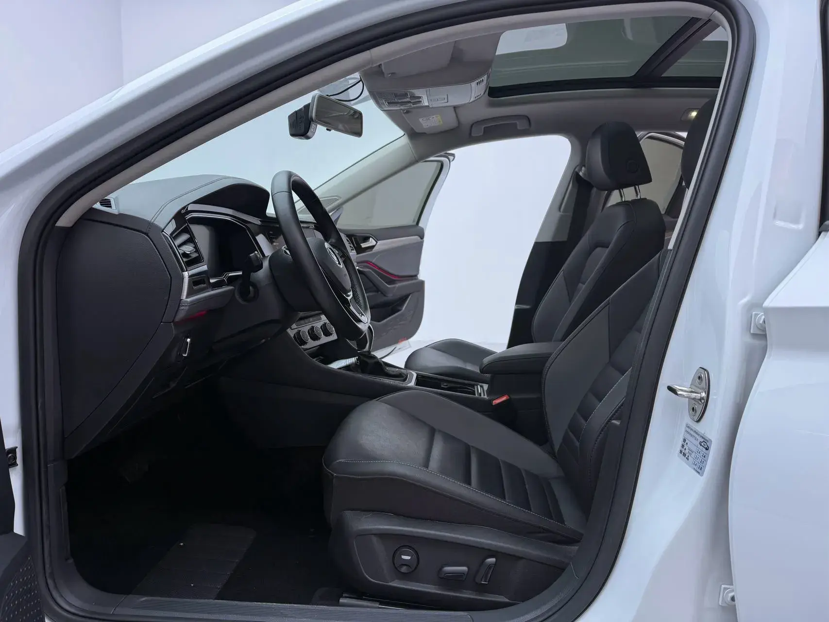 2022 VOLKSWAGEN SAGITAR thumbnail 4