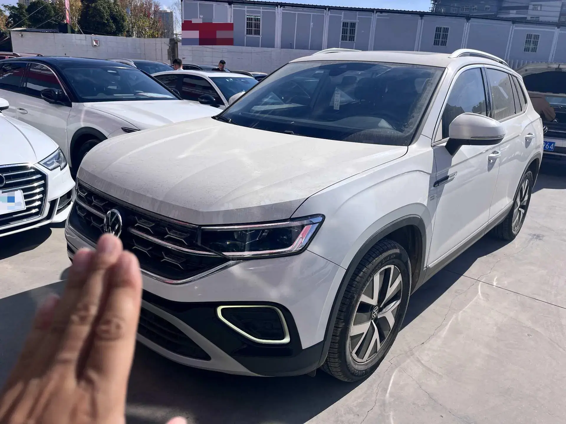 2023 VOLKSWAGEN TAYRON view 1