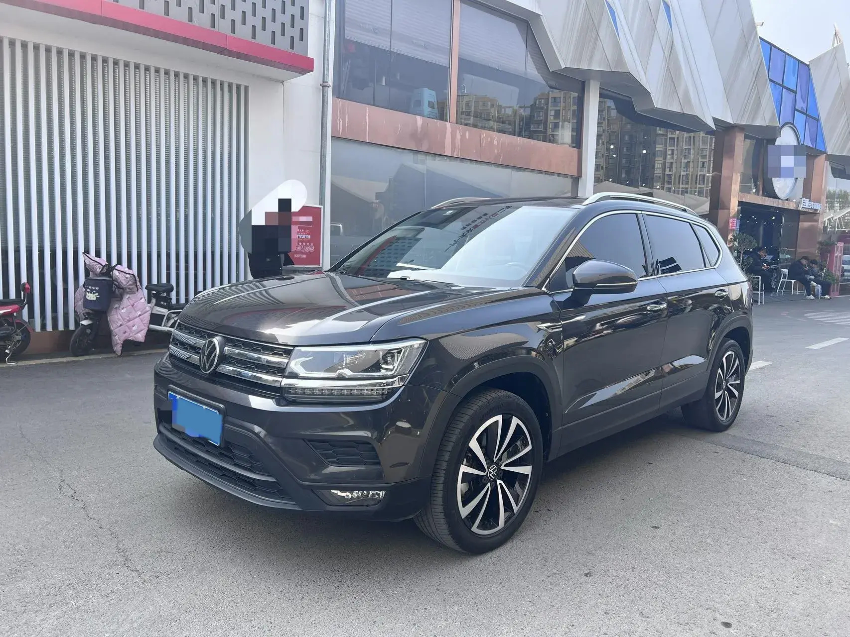 2021 VOLKSWAGEN THARU view 1