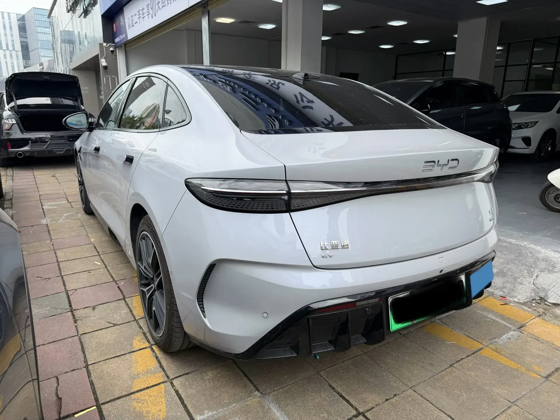 2025 BYD SEAL thumbnail 2