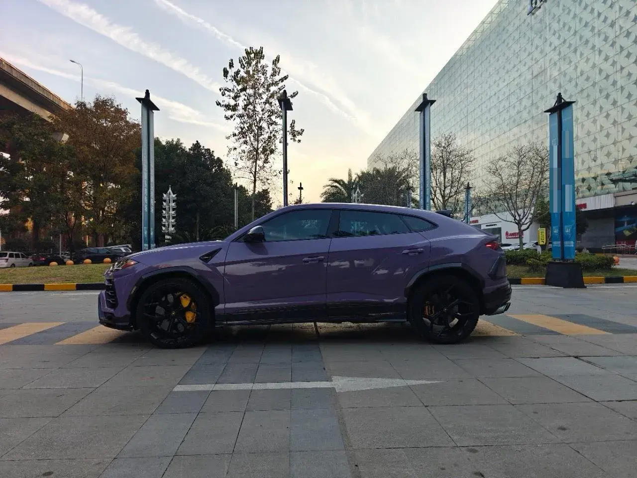 2018 LAMBORGHINI URUS thumbnail 4