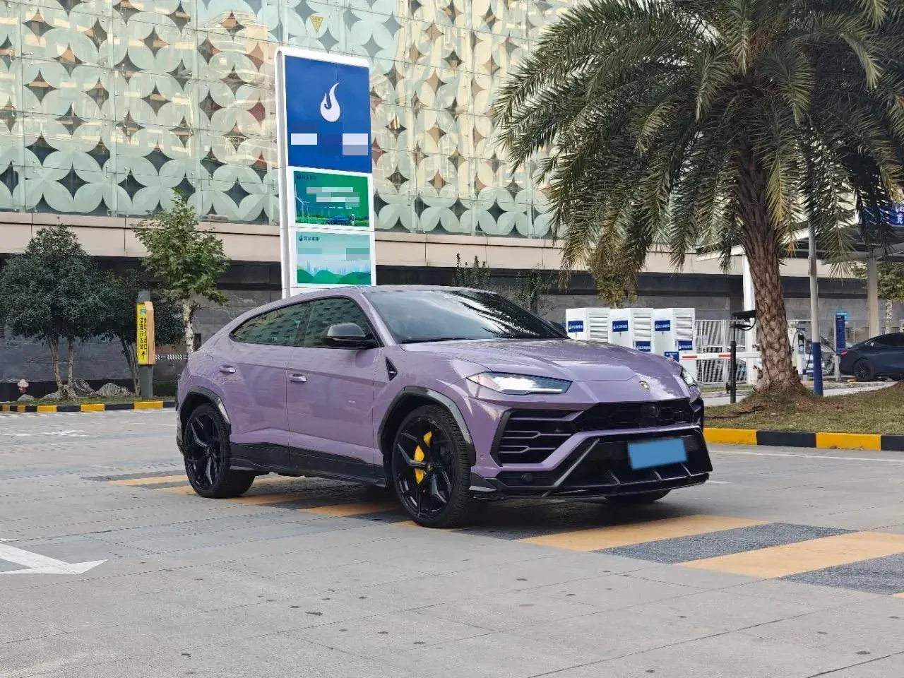 2018 LAMBORGHINI URUS thumbnail 3