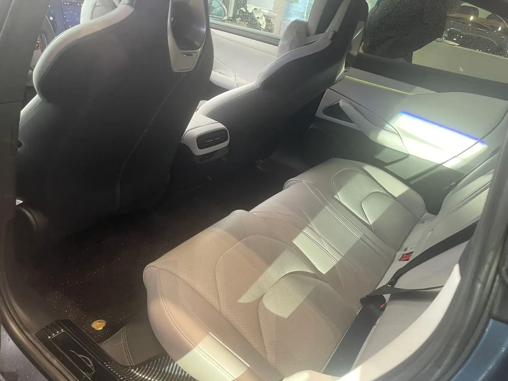 2024 MI SU7 thumbnail 3