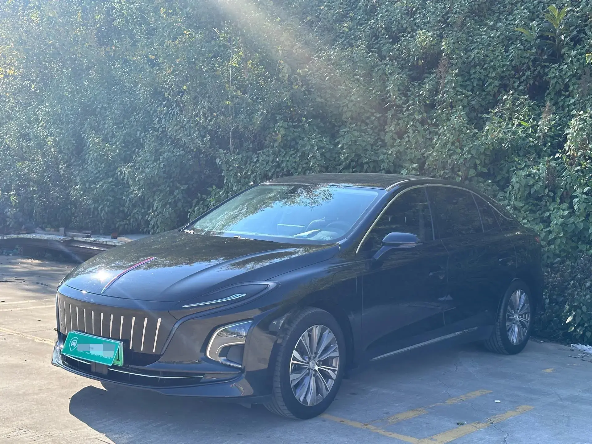 2022 HONGQI E-QM5 view 1