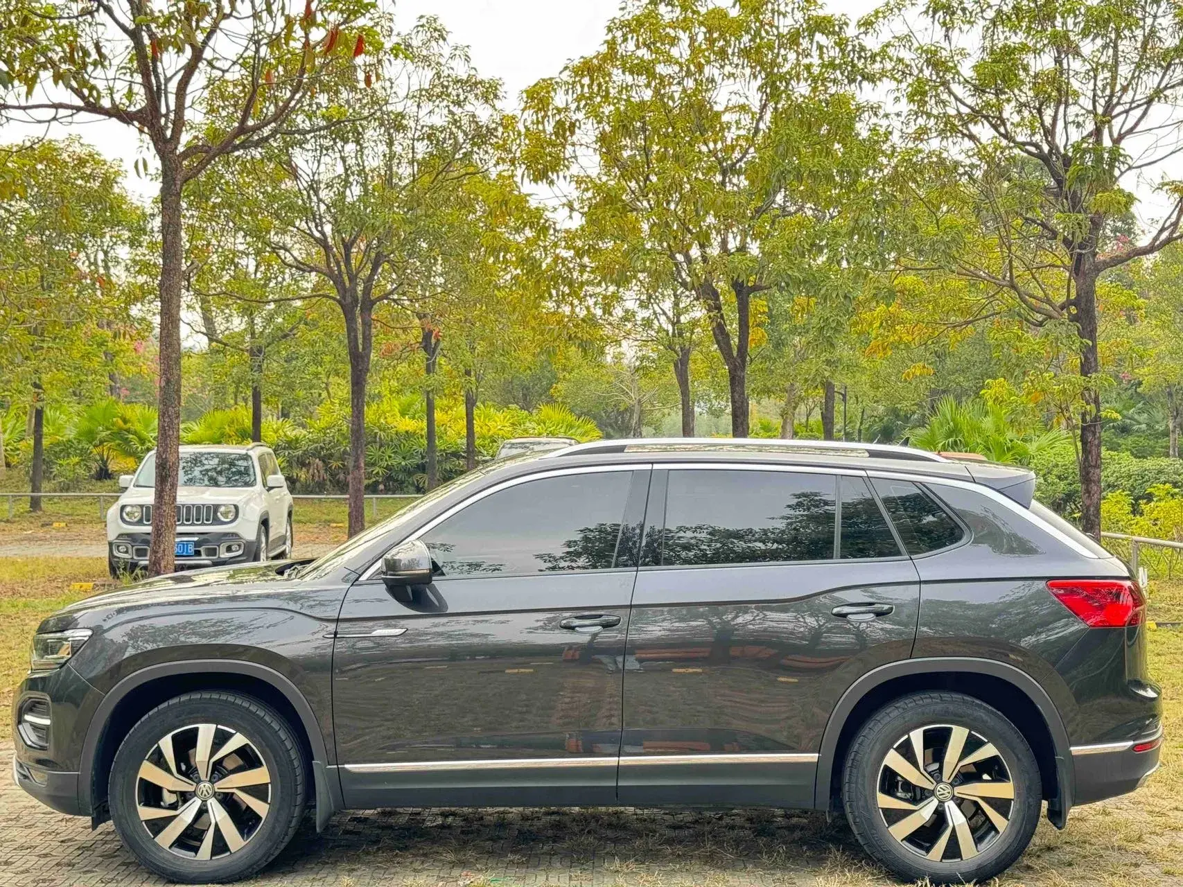 2021 VOLKSWAGEN TAYRON thumbnail 3