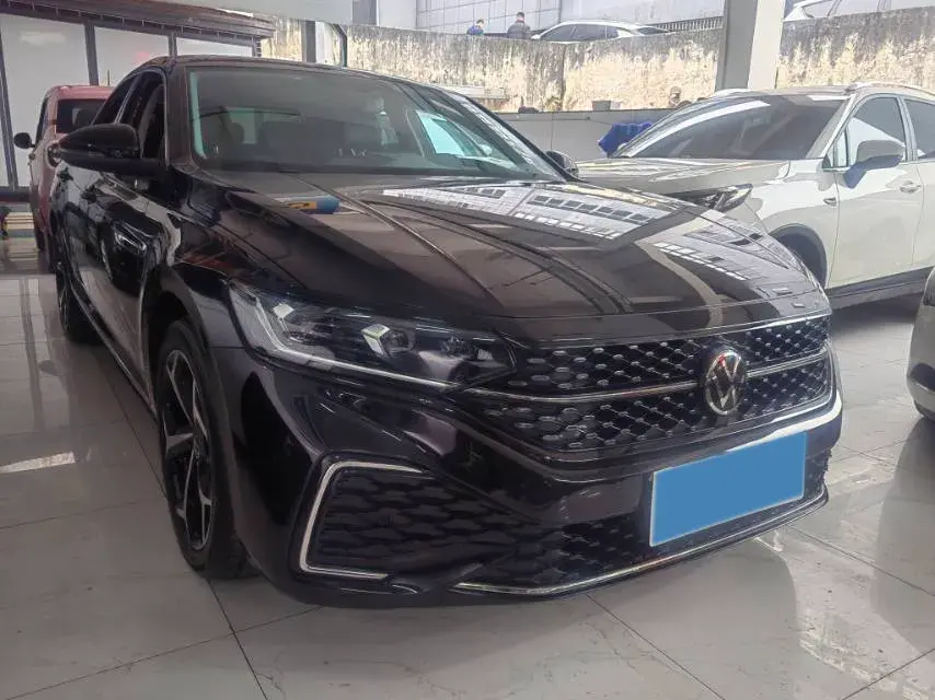 2024 VOLKSWAGEN PASSAT thumbnail 3