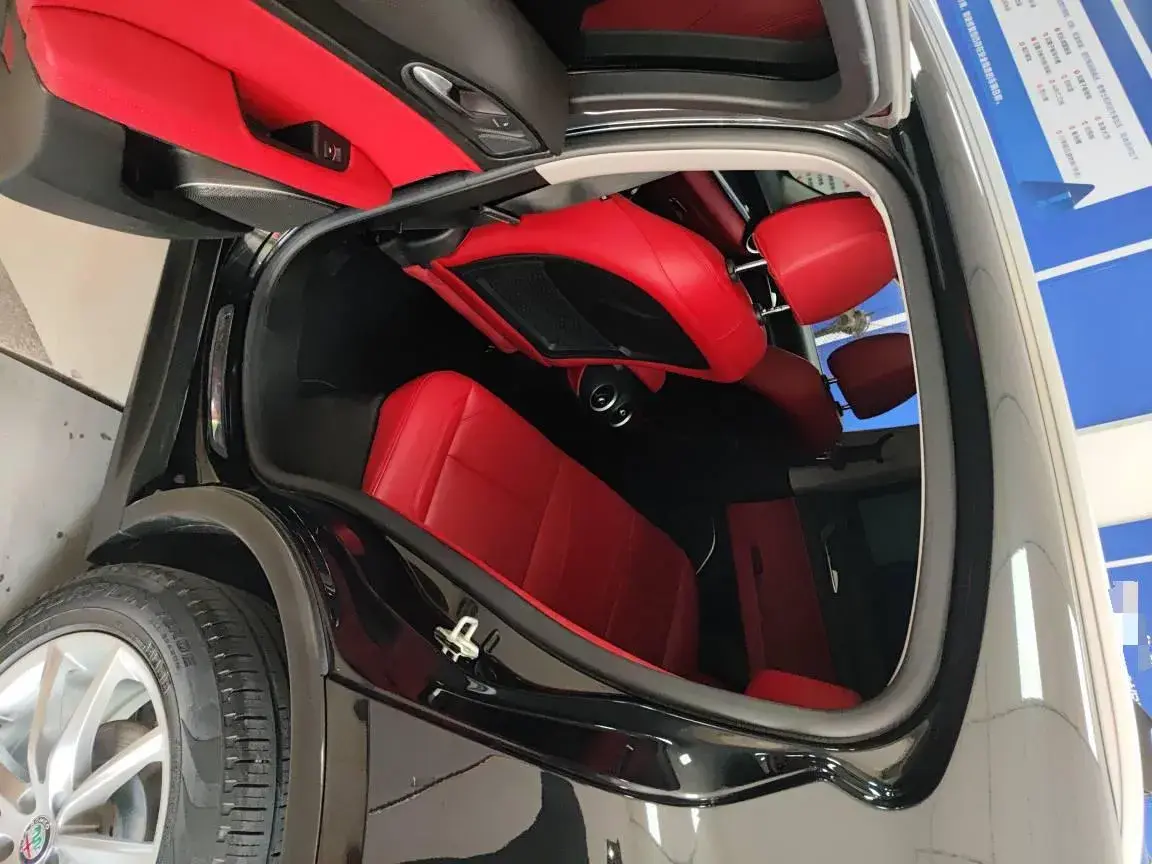 2017 JAGUAR XE thumbnail 4