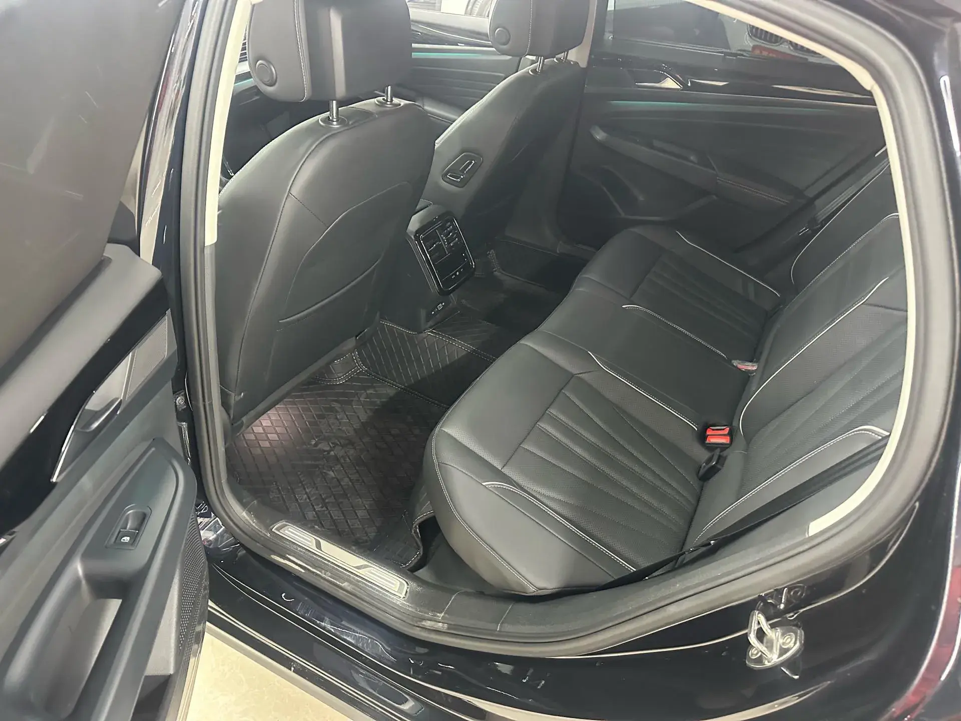 2024 VOLKSWAGEN PASSAT thumbnail 3