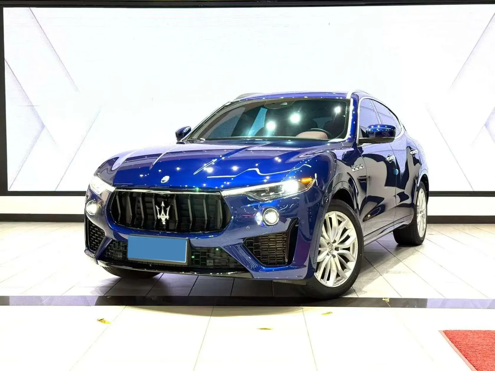 2022 MASERATI LEVANTE view 1
