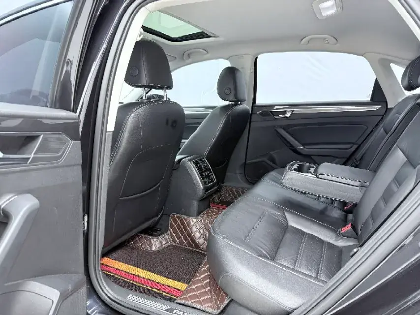 2017 VOLKSWAGEN PASSAT thumbnail 3