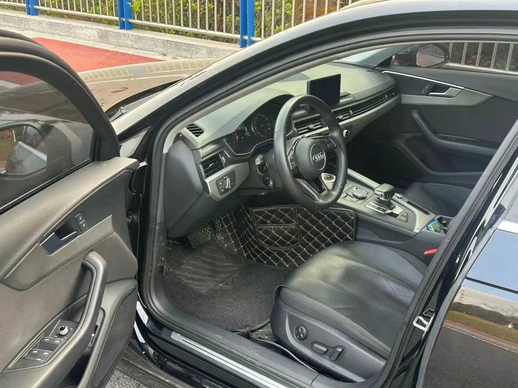 2019 AUDI A4L thumbnail 3