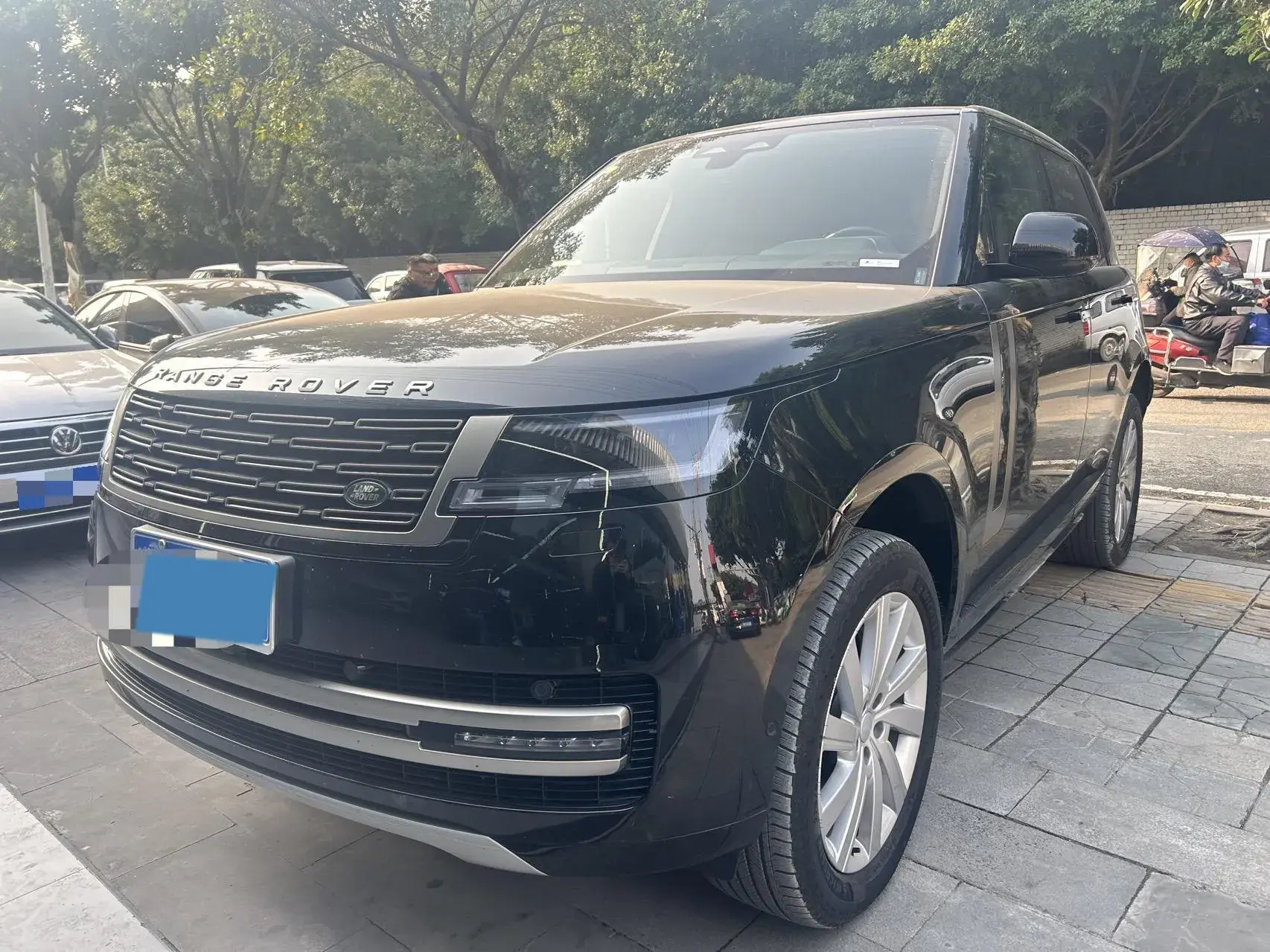 2024 LAND ROVER view 1
