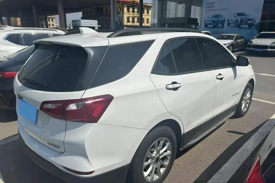 2019 CHEVROLET EQUINOX thumbnail 2