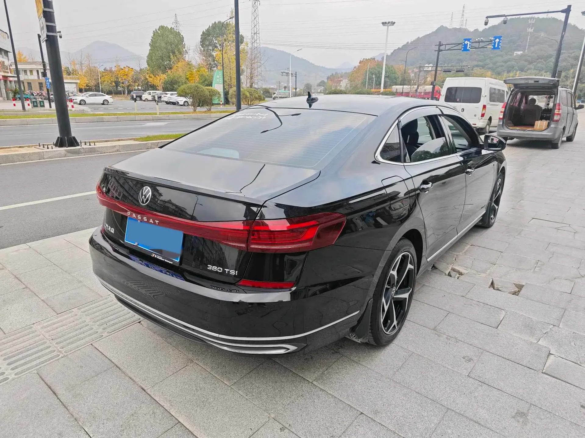 2023 VOLKSWAGEN PASSAT thumbnail 3