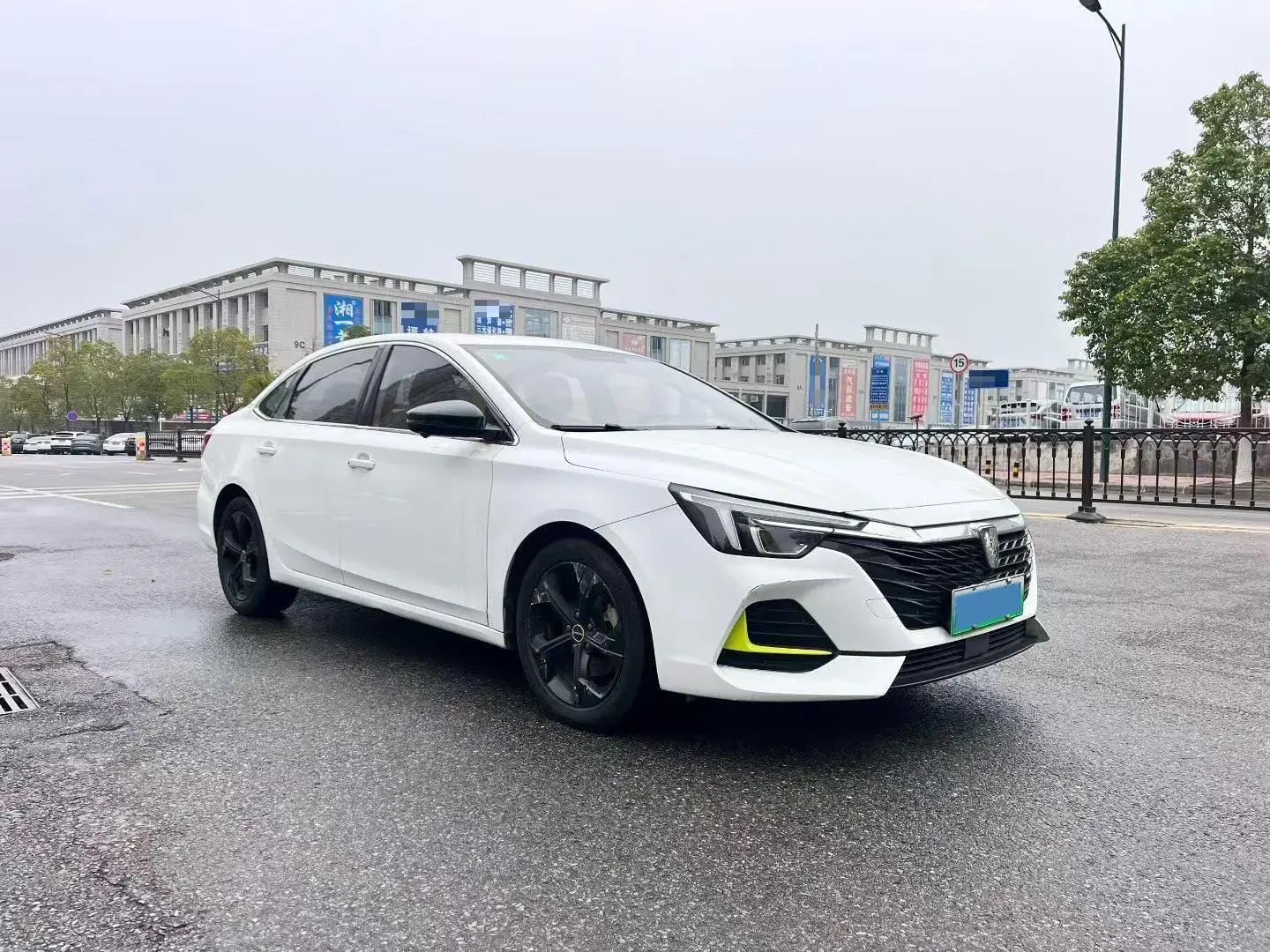 2020 ROEWE I6 thumbnail 3