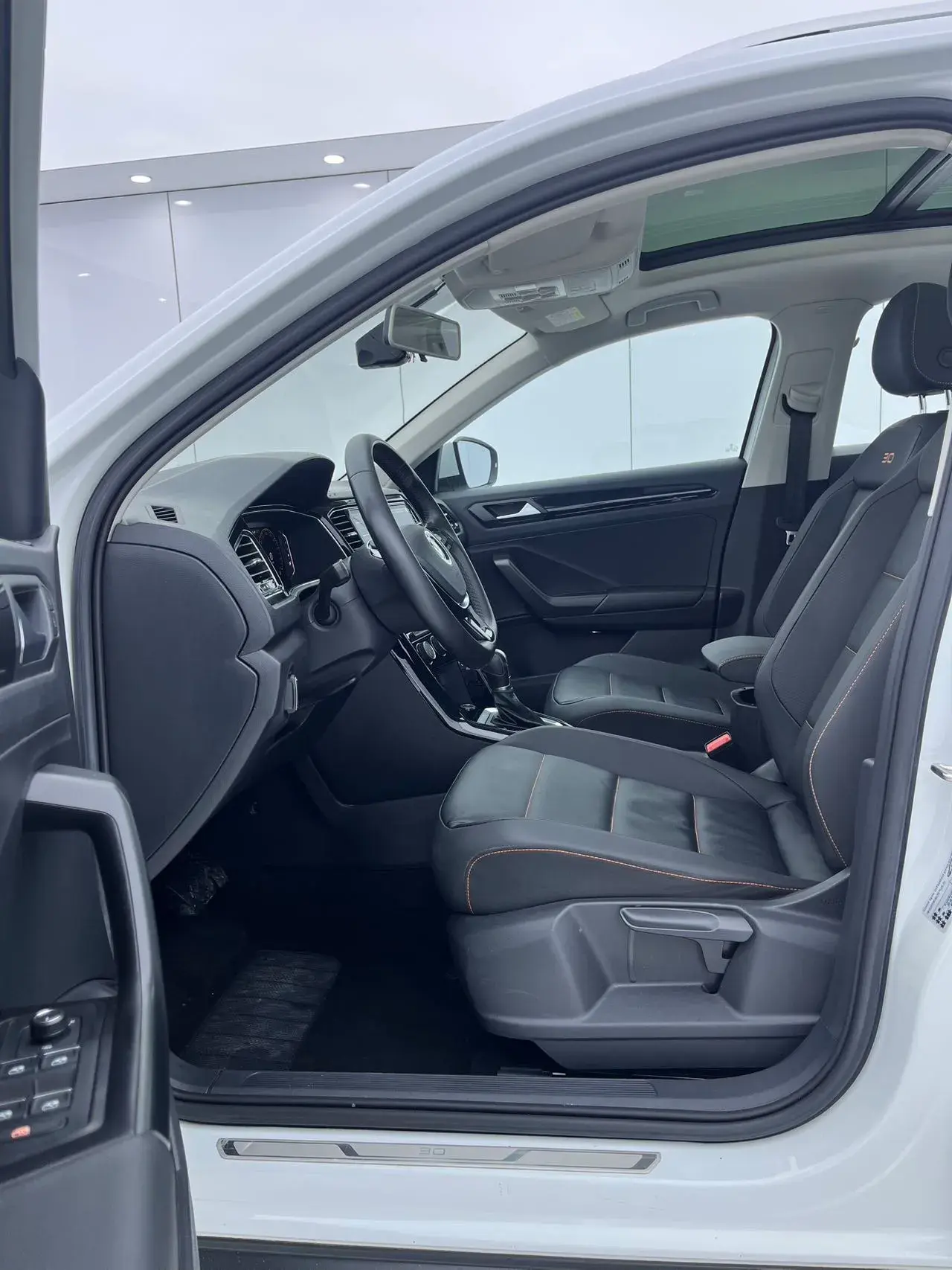 2021 VOLKSWAGEN T-ROC thumbnail 4