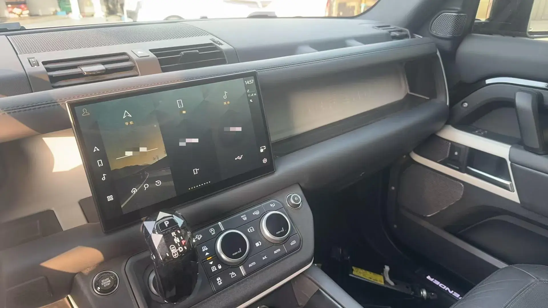 2024 LAND ROVER thumbnail 4