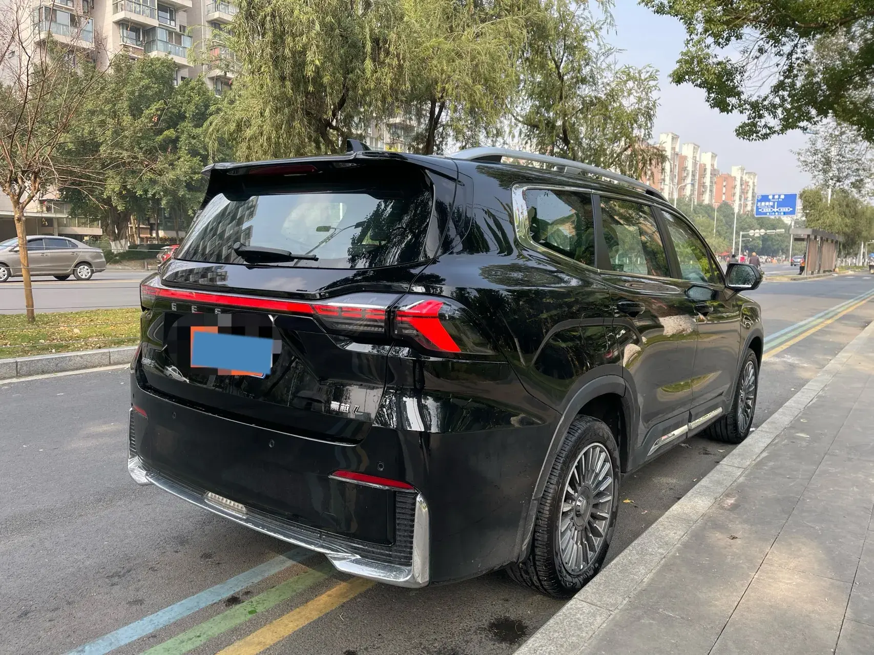 2025 GEELY OKAVANGO thumbnail 3