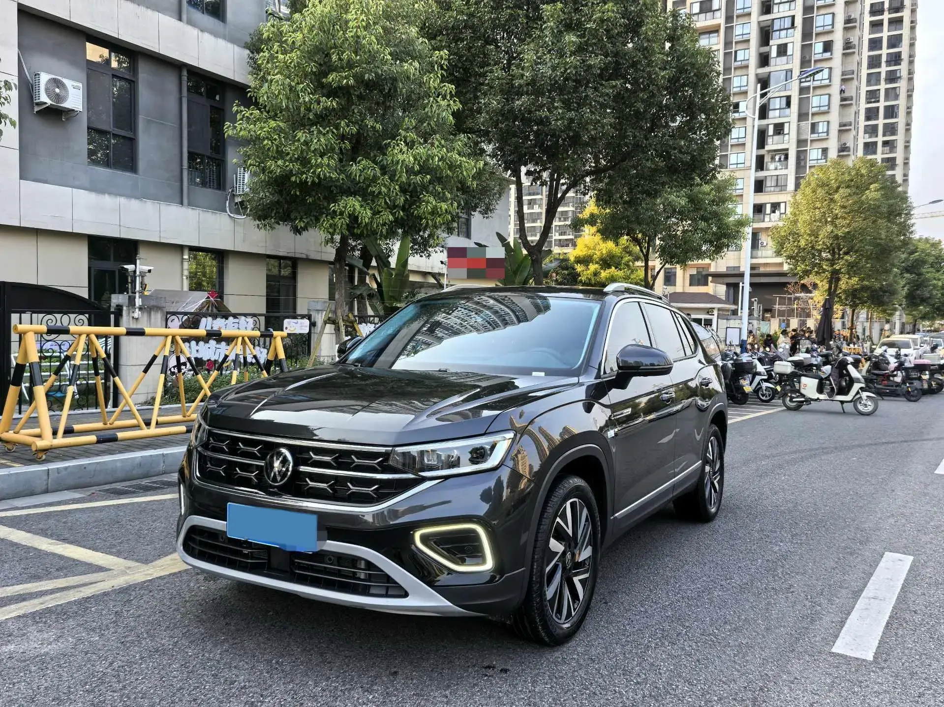 2024 VOLKSWAGEN TAYRON view 1