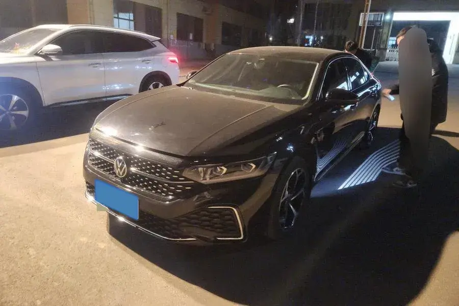 2023 VOLKSWAGEN PASSAT view 1