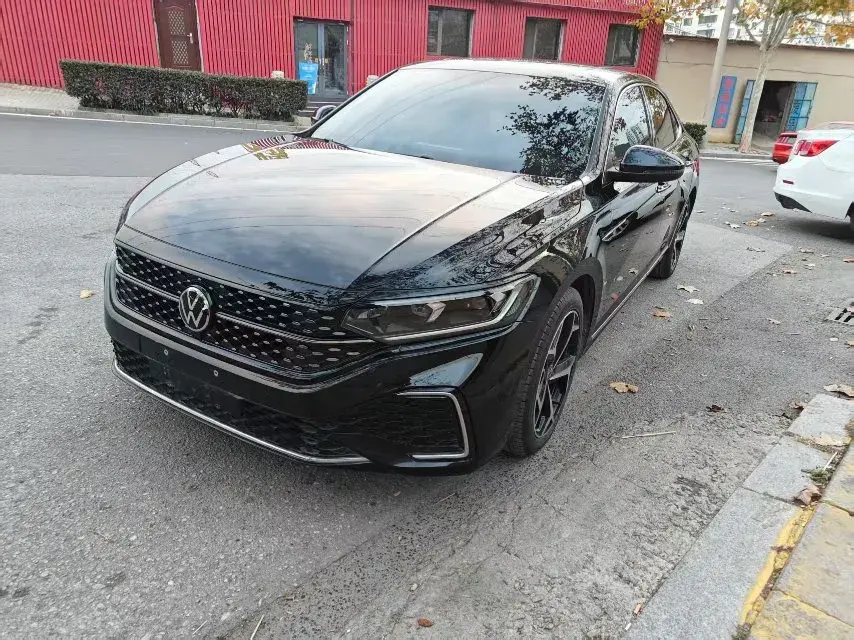 2023 VOLKSWAGEN PASSAT view 1