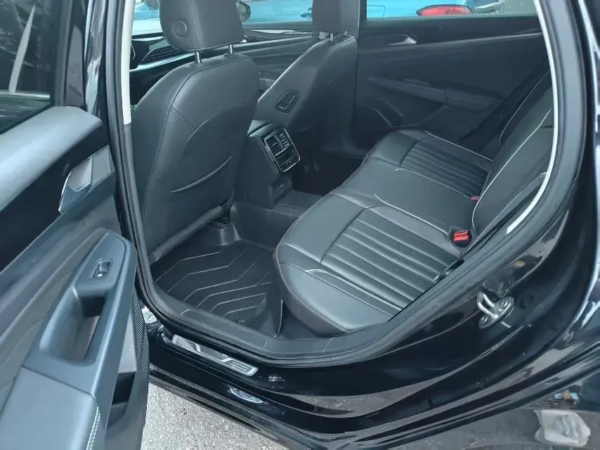 2023 VOLKSWAGEN PASSAT thumbnail 4