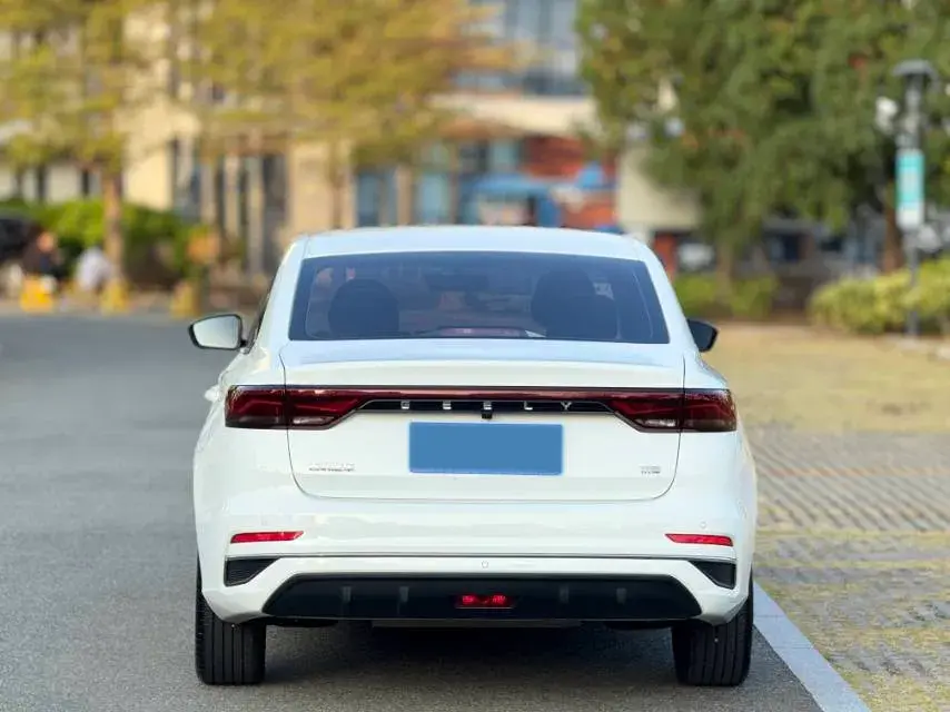 2025 GEELY EMGRAND thumbnail 4