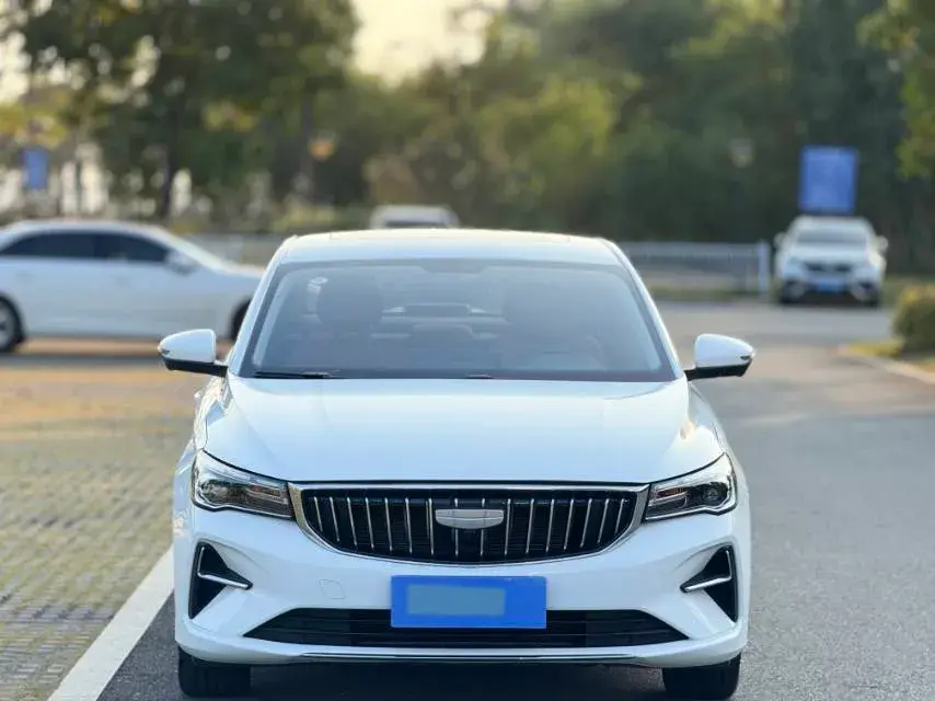 2025 GEELY EMGRAND thumbnail 3