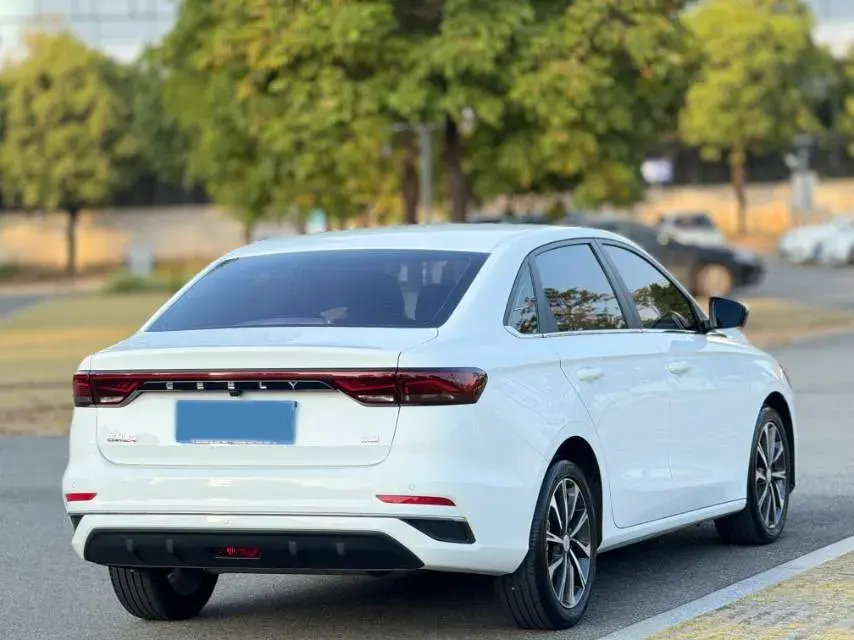 2025 GEELY EMGRAND thumbnail 2