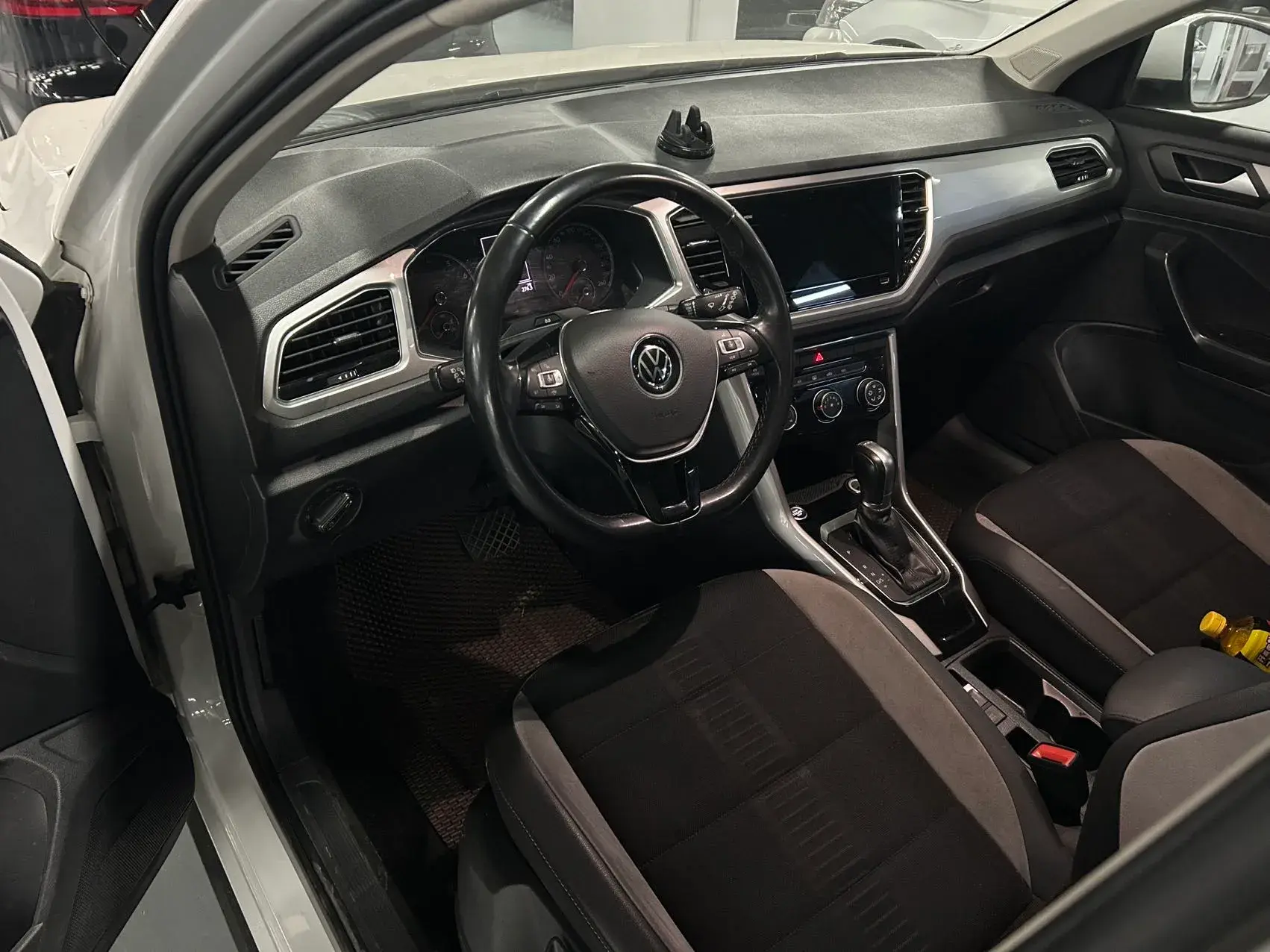 2022 VOLKSWAGEN T-ROC thumbnail 3