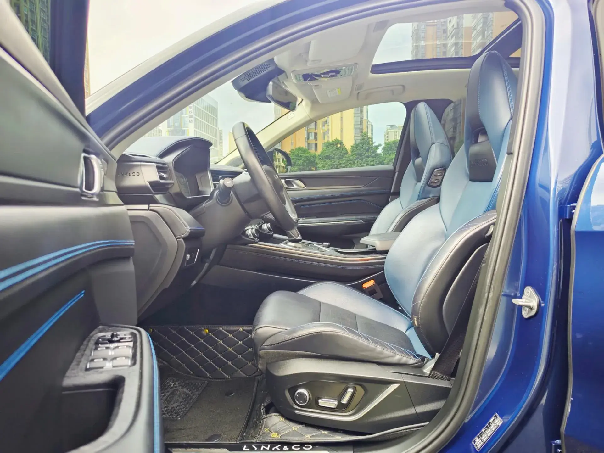 2022 LYNK&CO 05 thumbnail 4