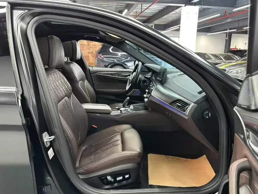 2021 BMW 5 thumbnail 4