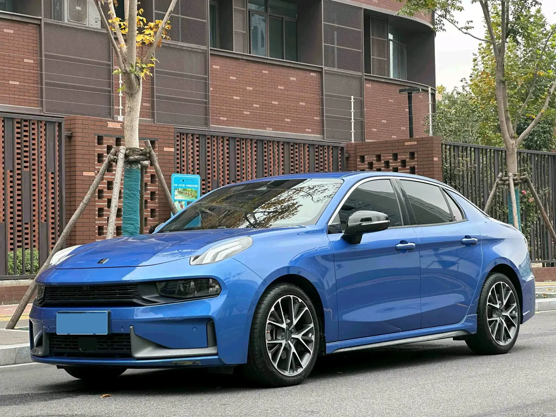 2019 LYNK&CO 03 view 1