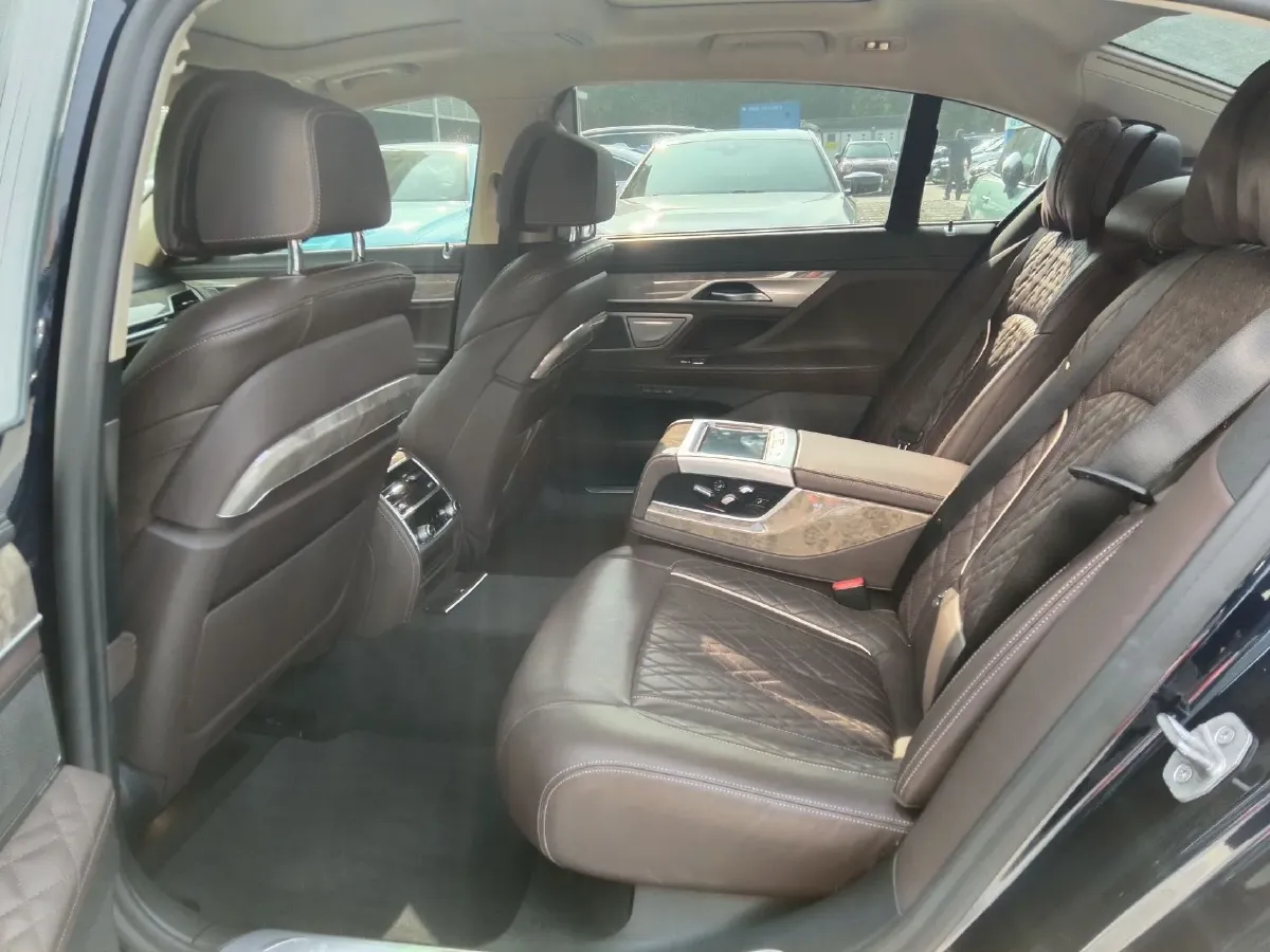 2021 BMW 7 Series 3.0T 340HP L6 8AT,autocango,china used car exporter,china ev exporter,chinese used car exporter,chinese used ev exporter