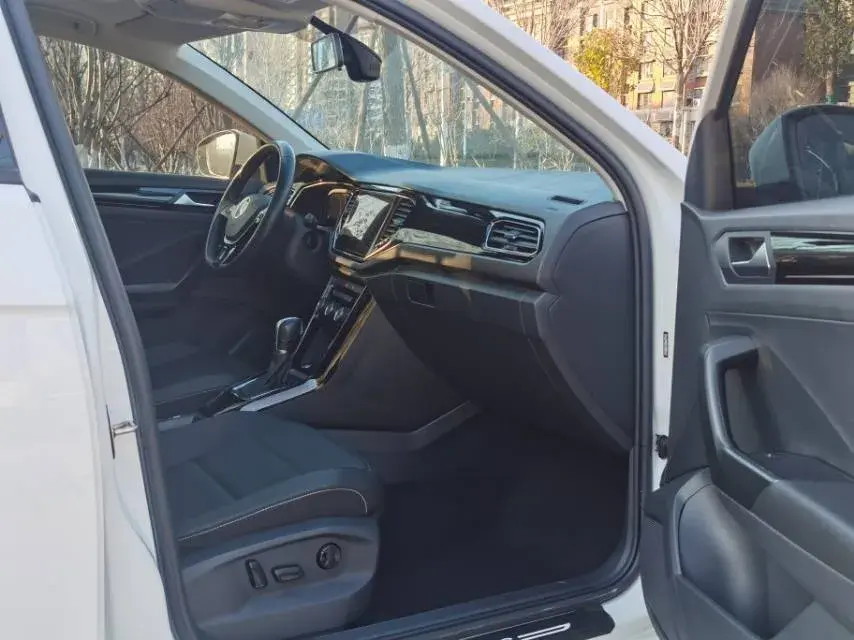 2022 VOLKSWAGEN T-ROC thumbnail 4