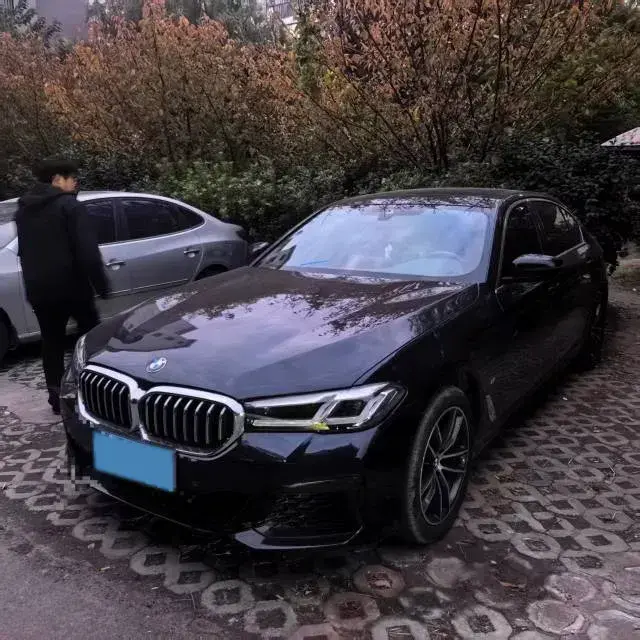 2022 BMW 5 view 1